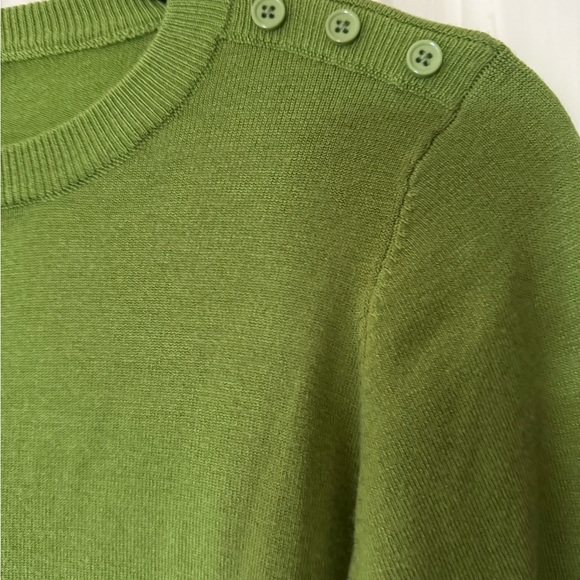 ModCloth Women Three quarter length Kelly Green Sweater - flattering material. - Picture 3 of 4